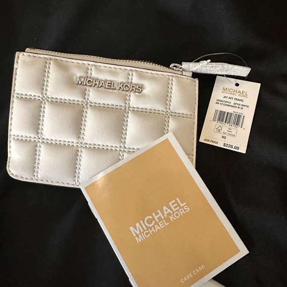 NWT Michael Kors White Quilted Jet Set Travel ID. Unisex